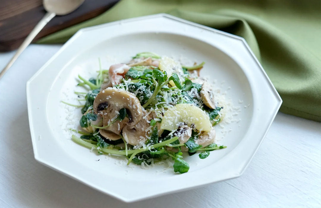 クレソン、ゴールドキウイとマッシュルームのサラダ